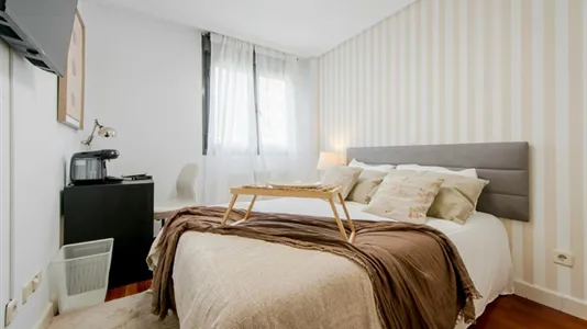 Rooms in El Encinar de los Reyes - photo 1