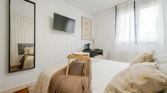 Rooms in El Encinar de los Reyes - photo 2