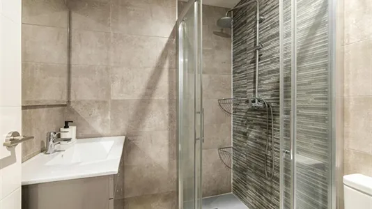 Rooms in Barcelona Ciutat Vella - photo 9