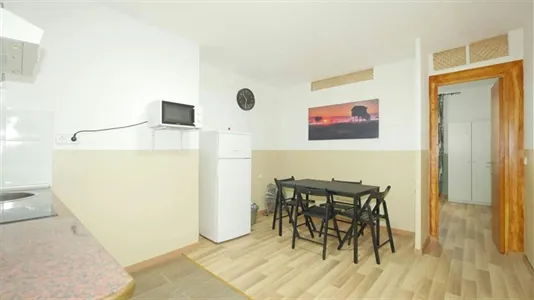 Rooms in Barcelona Ciutat Vella - photo 9