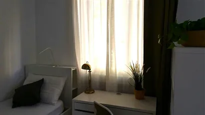 Room for rent in Milano Zona 8 - Fiera, Gallaratese, Quarto Oggiaro, Milan