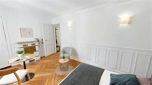 Rooms in Paris 8ème arrondissement - photo 2