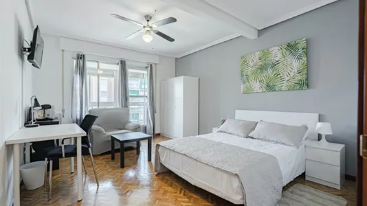 Rooms in Guadalajara - photo 4