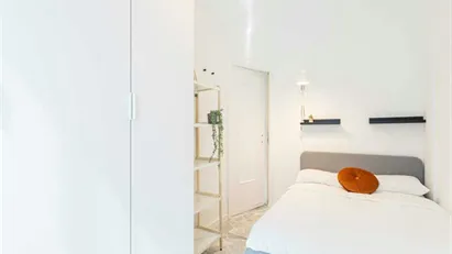 Room for rent in Milano Zona 6 - Barona, Lorenteggio, Milan