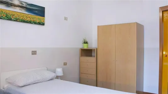 Rooms in Milano Zona 8 - Fiera, Gallaratese, Quarto Oggiaro - photo 2
