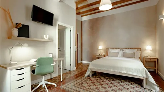 Rooms in Barcelona Ciutat Vella - photo 2