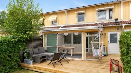 Houses in Täby - photo 1