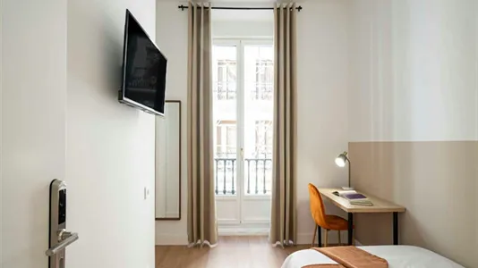 Rooms in Madrid Centro - photo 10