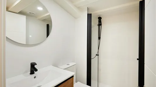 Rooms in Barcelona Ciutat Vella - photo 9