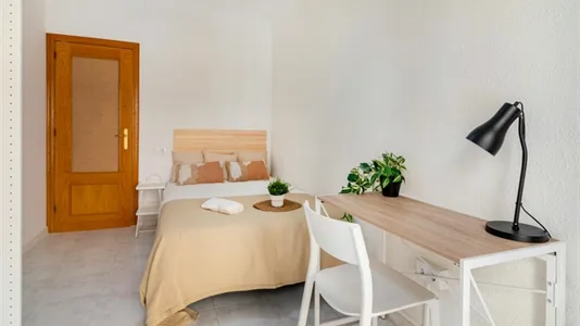 Rooms in el Camí de Vera - photo 4