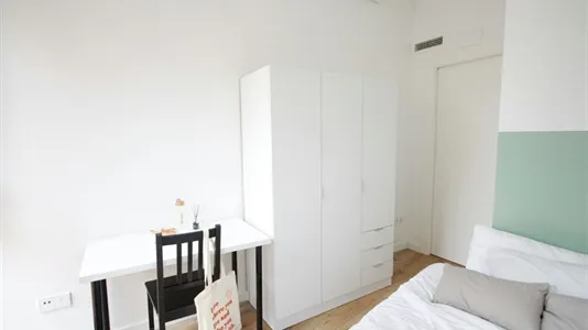 Rooms in Barcelona Sants-Montjuïc - photo 4