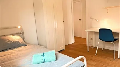 Room for rent in Almada, Setúbal (Distrito)