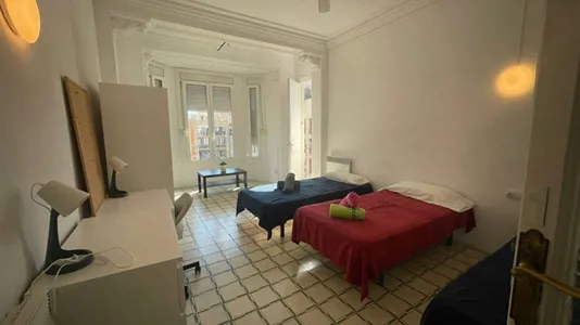 Rooms in Barcelona Eixample - photo 2