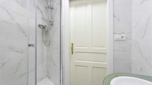 Rooms in Barcelona Ciutat Vella - photo 8