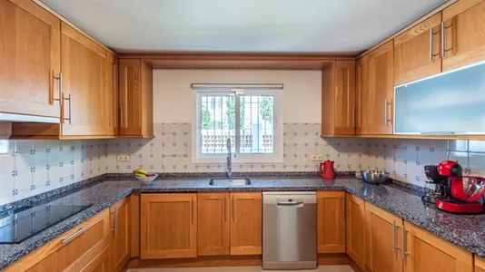 Houses in Estepona - photo 8