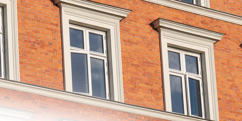 What are good strategies for finding an apartment in Geneva and Zurich, Switzerland?